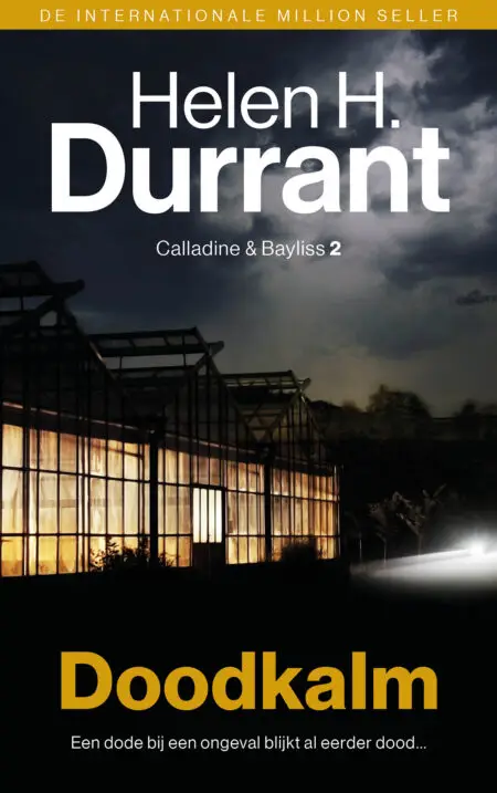 Verlichte tuinderskassen bij nacht. Omslag Doodkalm, deel 2 van de serie Calladine en Bayliss door Helen H. Durrant, van Wonderland Publishers